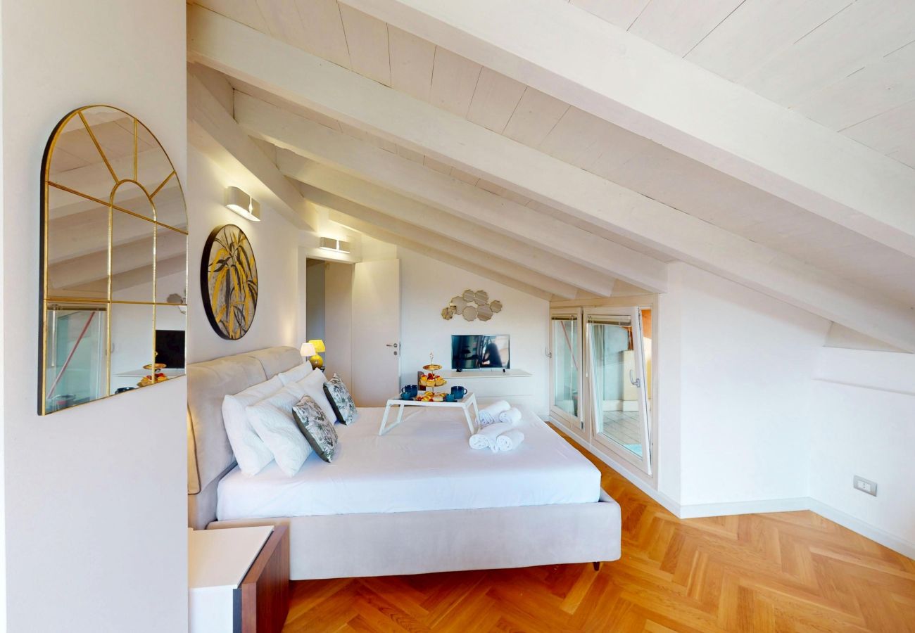 Apartment in Sirmione - Sirmio Dream View Suite by Bookinggardalake